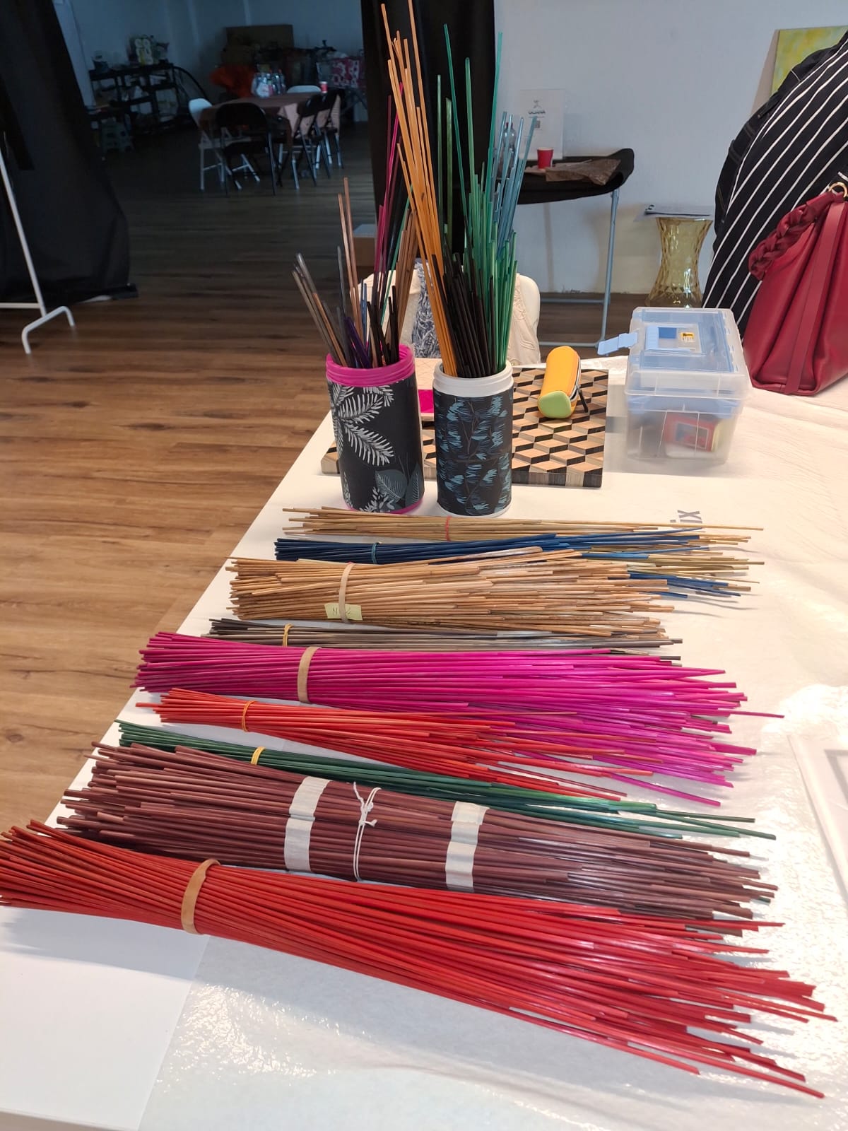 Matières et couleurs préparées pour les ateliers Ros'Art & Culture